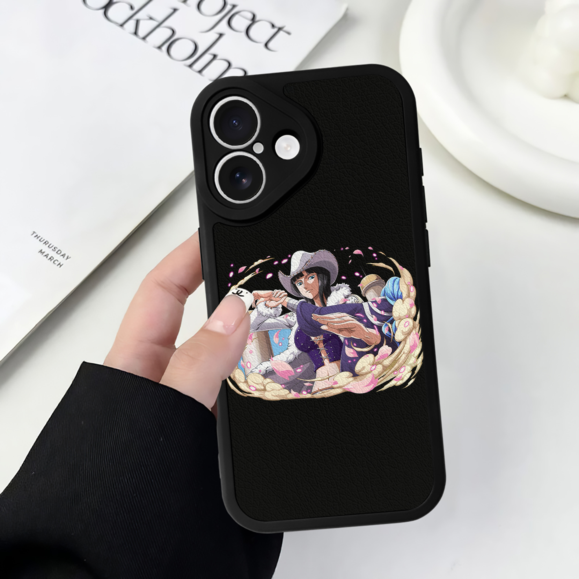 （画像用） ワンピース ニコ・ロビン ONE PIECE Nico Robin 【iPhone 16シリーズ対応】シリコンスマホケース（レザー調） 材質：シリコン